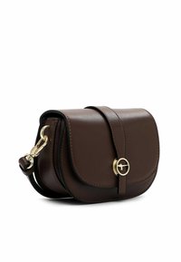 Borsa a tracolla in pelle marrone con chiusura a pattina, hardware dorato e un accento circolare. Presenta cuciture ordinate e un design compatto.