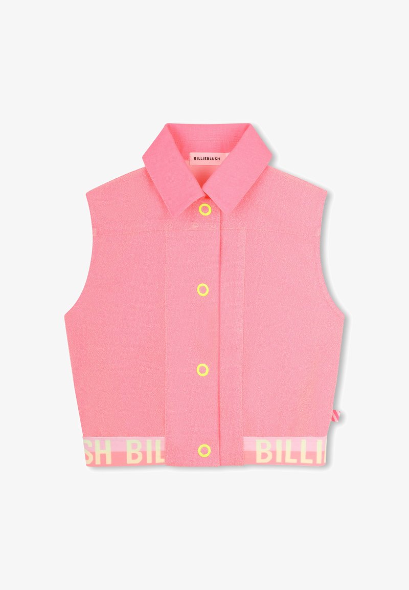 Haut sans manches rose avec un col à revers, des boutons jaunes et une ceinture à motif arborant le mot "BILLIE" en rose clair.