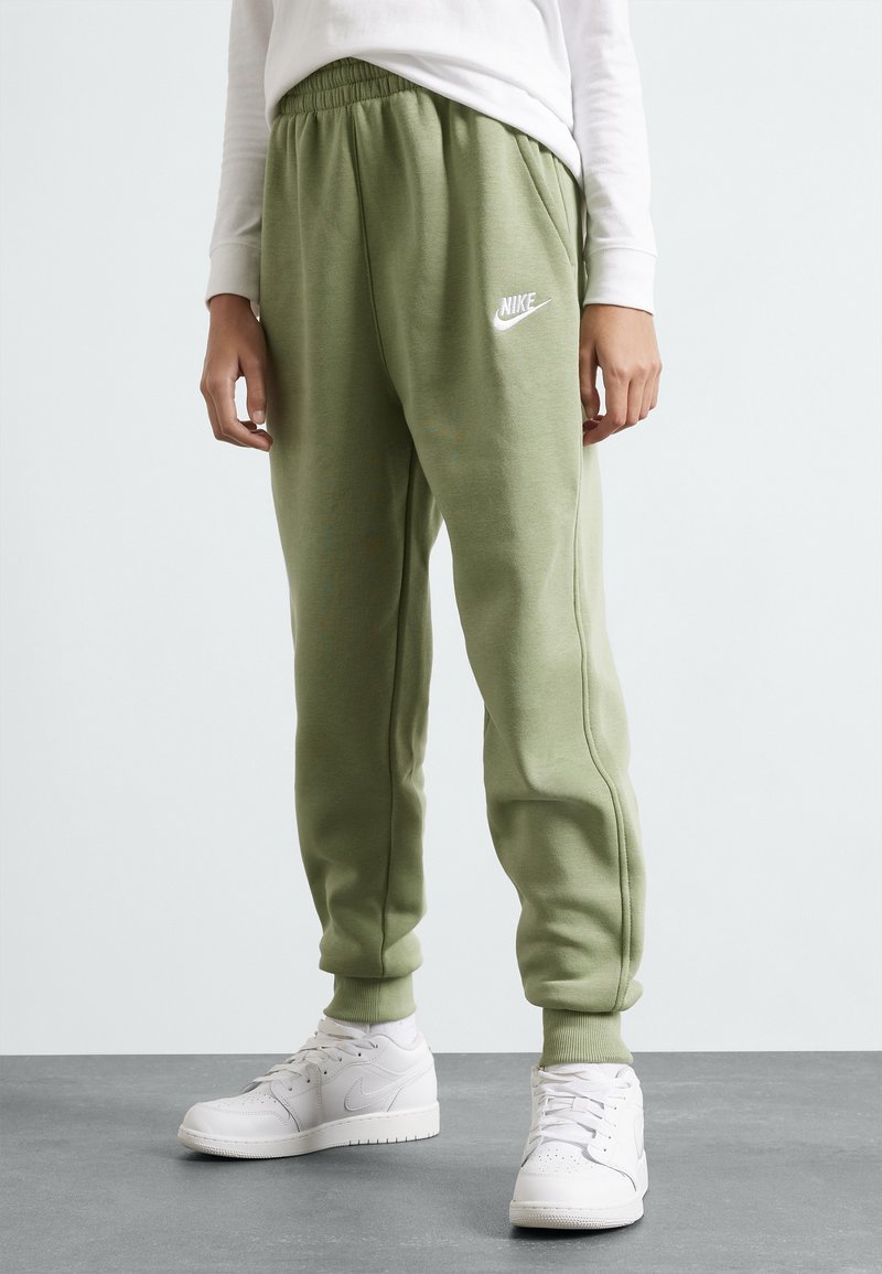 Nike Sportswear CLUB UNISEX - Calças de fato de treino - oil green/white