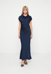 Námornícky modrá maxi šaty s drapovaným výstrihom a krátkymi rukávmi. Hladká, textúrovaná tkanina, priliehavá korzetová časť plynulo prechádza do plnšej sukne.
