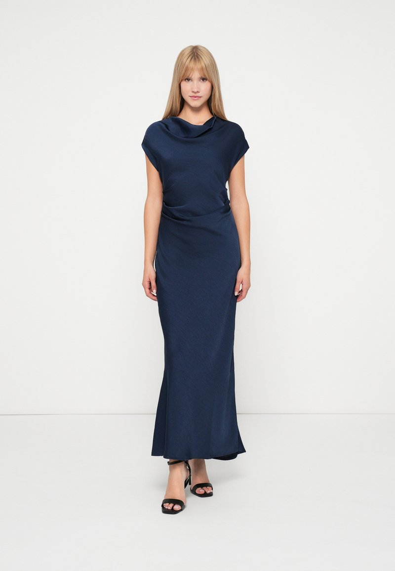 Námornícky modrá maxi šaty s drapovaným výstrihom a krátkymi rukávmi. Hladká, textúrovaná tkanina, priliehavá korzetová časť plynulo prechádza do plnšej sukne.