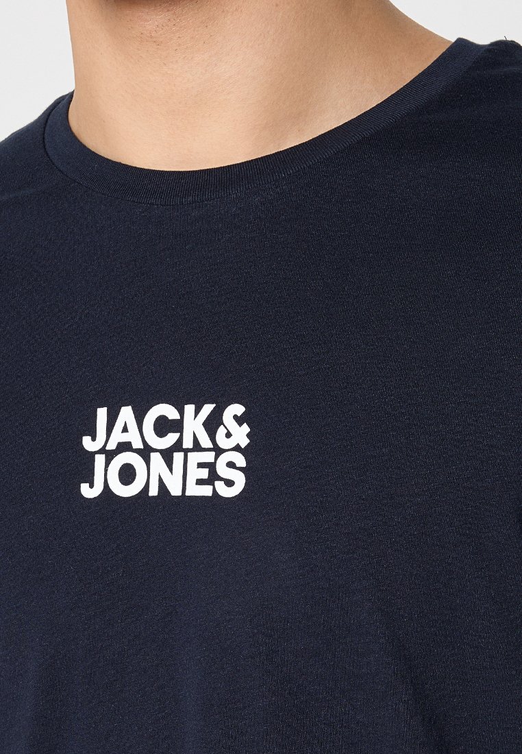 Camiseta de algodón azul marino con cuello redondo y mangas cortas, que presenta el logo blanco "JACK & JONES" impreso en el frente.