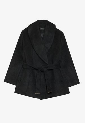 Cappotto in misto lana nero con ampi revers, vita modellata con cintura e maniche svasate; presenta una texture liscia e un leggero lucido.