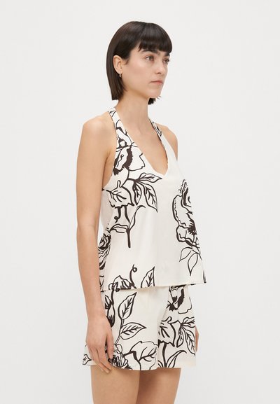 Conjunto de top sem mangas e calções em tecido creme com padrão floral preto. Apresenta um decote em V e um design solto e fluido. Tecido suave.