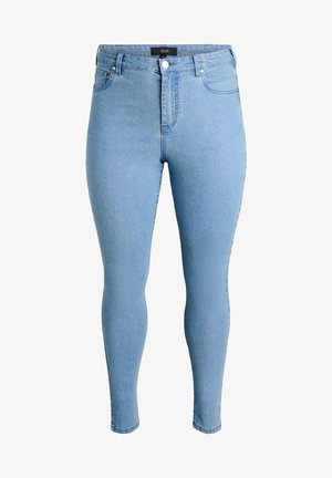 Vaqueros skinnies de color azul claro hechos de denim. Tienen una cintura alta, cinco bolsillos, trabillas para el cinturón y un pequeño botón de metal. Textura suave.