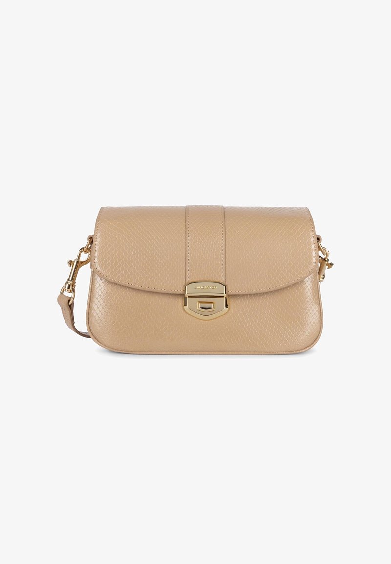 Sac à main beige avec une texture granuleuse, un design structuré, un rabat à l'avant et du matériel doré, présentant une fermeture à crochet et une sangle réglable.