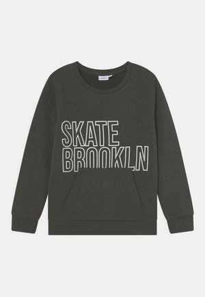 Sweatshirt gris foncé à manches longues, col rond, poche avant et graphique "SKATE BROOKLYN" en lettres blanches en gras.