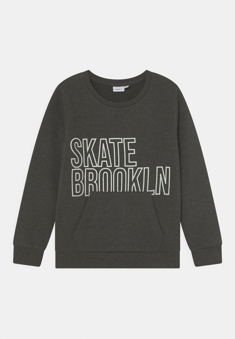 Sweatshirt gris foncé à manches longues, col rond, poche avant et graphique "SKATE BROOKLYN" en lettres blanches en gras.