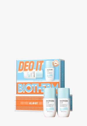 Zwei Biotherm Deo Pure Roll-on-Deodorants vor der Verpackung des Deo Pure All-In-Sets mit blau-orangefarbenem Branding.