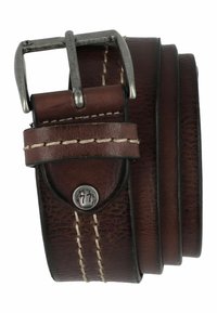 Brauner Leder Gürtel mit einer silbernen Metall-Schnalle, dicker Naht und einem kreisförmigen Hardware-Detail mit der Nummer "77".