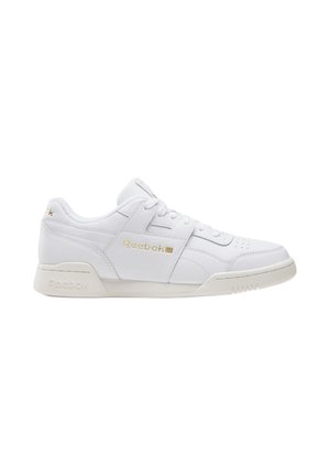 Witte lage Reebok sneaker met gouden logo aan de zijkant en rubberen zool, gezien vanaf de buitenkant.