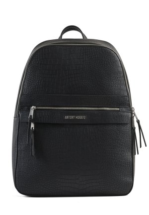 Zaino in pelle nera testurizzata con tasca frontale con cerniera e targhetta con logo "Antony Morato" in argento.