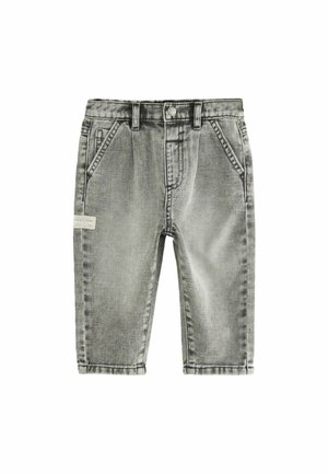 Jean gris pour tout-petit avec poches avant, passants de ceinture, fermeture par bouton et un petit patch en tissu sur la jambe gauche.