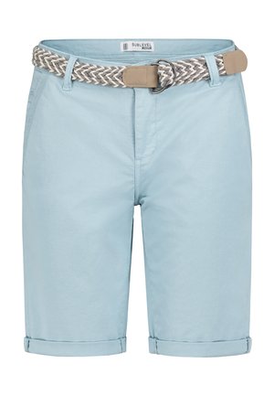 Hellblaue, knielange Shorts mit umgeschlagenen Säumen und einem gewebten beigen und grauen Gürtel mit einer doppelten Metallschnalle.