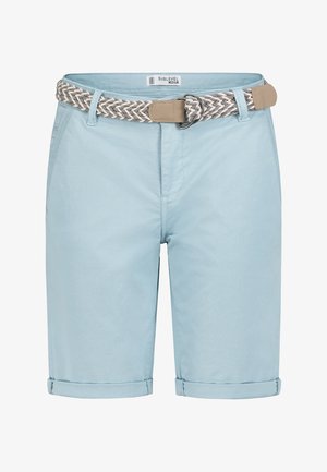 Lichtblauwe knielange shorts met opgerolde zoom en een geweven beige-grijze riem met een dubbele metalen ringgesp.