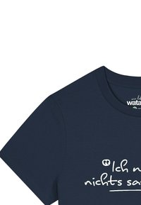 Dunkelblaues Baumwoll-T-Shirt mit kurzen Ärmeln und Rundhalsausschnitt. Mit einem weißen Textdesign auf der Vorderseite, das in Anführungszeichen gesetzt ist.