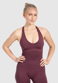 Bordeaux sporttop met een diepe ronde hals en racerback ontwerp. Gemaakt van gladde, rekbare stof voor comfort en bewegingsvrijheid.