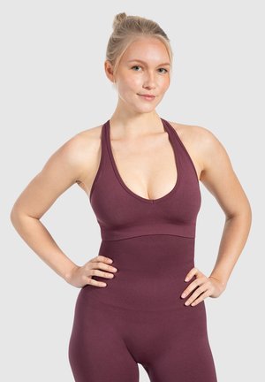 Bordeaux sporttop met een diepe ronde hals en racerback ontwerp. Gemaakt van gladde, rekbare stof voor comfort en bewegingsvrijheid.