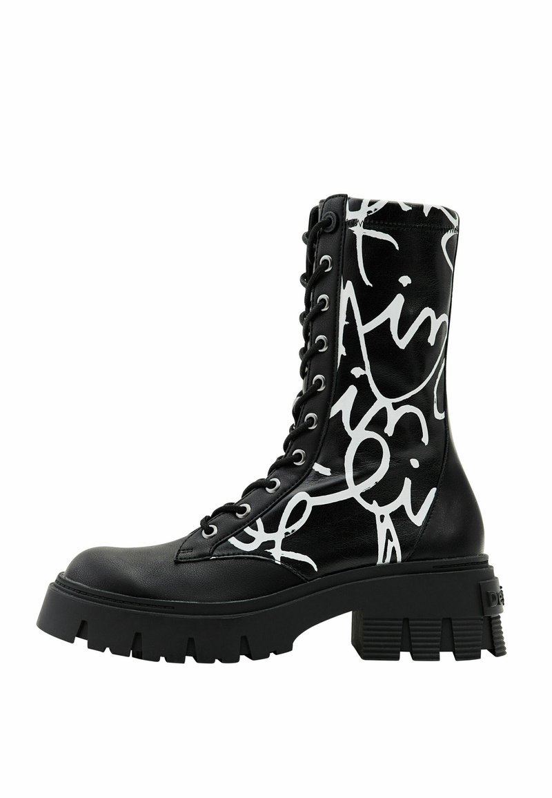 Botas con cordones