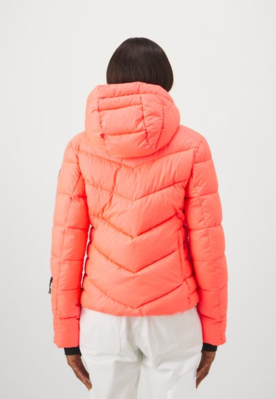 Koralfarbenes Puffermäppchen mit Kapuze, ausgestattet mit einem Zickzack-Steppmuster und elastischen Bündchen. Glatte Textur mit taillierter Silhouette.