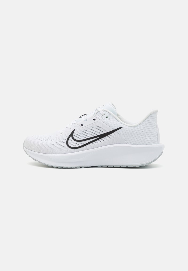 Hvid atletisk sko med overdel af åndbart mesh, sort swoosh-logo, polstret sål og struktureret design på tå og hæl.
