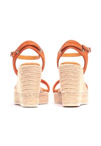 Sandales à plateforme en daim orange avec un talon en jute tressé, dotées d'une bride arrière et d'une boucle réglable. Doublure intérieure lisse.