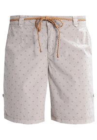 Short gris clair avec de petits motifs en forme de cœur et une ceinture tressée beige nouée en nœud à la taille.