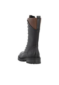 Schwarze Lederstiefel bis zum Knie mit braunen Lederakzenten, ausgestattet mit einer Schnürung vorne und einer strukturierten Sohle für Grip und Haltbarkeit.