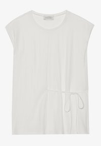 Biały top z krótkim rękawem wykonany z miękkiego materiału. Charakteryzuje się wiązaniem w talii, luźnym krojem oraz okrągłym dekoltem.