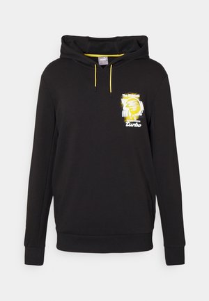 Czarna bluza z kapturem Puma z żółtymi troczkami i małym żółto-białym napisem "The Ultimate Turbo" na lewej piersi.