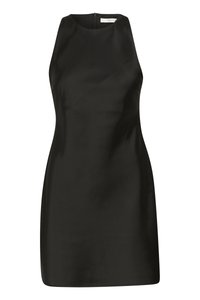 Čierne bezrukávové šaty s vysokým výstrihom, vyrobené z hladkej tkaniny, priliehavý strih a skrytý zips na zadnej strane.
