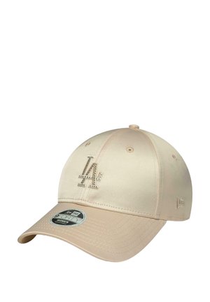 Cappellino da baseball beige con visiera curva, logo "LA" impreziosito da strass sul fronte, fori di ventilazione e adesivo del marchio New Era sulla visiera.