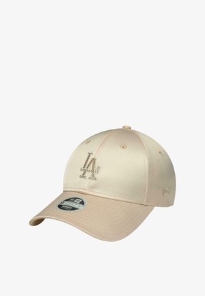 Beige Baseballcap mit gebogenem Schirm, mit Strasssteinen besetztem "LA"-Logo auf der Vorderseite, Belüftungsöffnungen und New Era-Brand-Sticker auf dem Schirm.