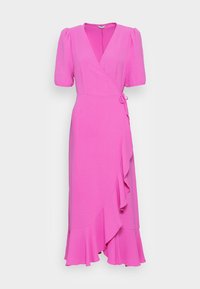 Vestido envolvente rosa con mangas cortas abullonadas, tejido texturizado, un dobladillo con volantes y un lazo en la cintura, con un escote en V profundo.