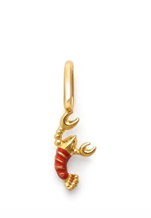 Charm de pendiente en forma de camarón dorado y rojo con un aro dorado redondo y liso para sujetar sobre un fondo blanco.