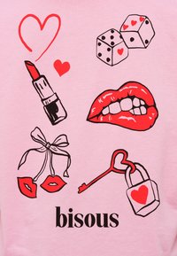 Rouge à lèvres rouge, lèvres rouges mordant les dents, cœurs rouges, dés avec des points en forme de cœur, cadenas et clé avec cœur, lèvres rouges avec ruban, et texte "bisous" sur fond rose.