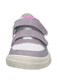 Sneaker mit Klettverschluss aus helllila Wildleder-Obermaterial, weißen Lederelementen und einer strukturierten Gummisohle. Einfaches, abgerundetes Zehen-Design.
