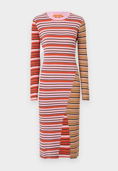 Rippendes Langarmkleid mit vertikalen Streifen in Rot, Pink, Schwarz und Braun, mit einem seitlichen Schlitz und einer taillierten Silhouette.