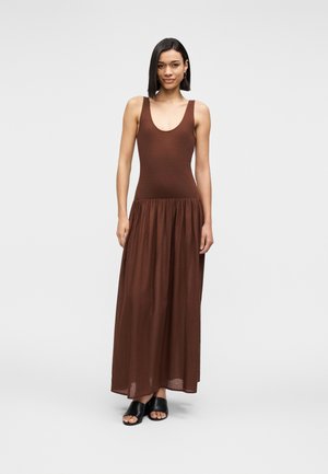 Robe longue marron avec un corsage ajusté et une jupe fluide, faite en tissu doux. Elle présente un décolleté en arrondi et une longueur jusqu'aux chevilles.