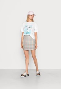 Monki T-shirt estampada - white light/pasteldolphine