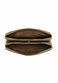 Brązowa skórzana saszetka z podwójnym zamkiem błyskawicznym i złotymi akcentami; gładka tekstura; przestronne wnętrze; minimalistyczny design; widoczne dwa przedziały.