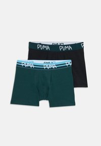 Due paia di boxer Puma, uno nero con una cintura verde scuro, e uno verde scuro con una cintura azzurra chiara, entrambi con i loghi Puma.