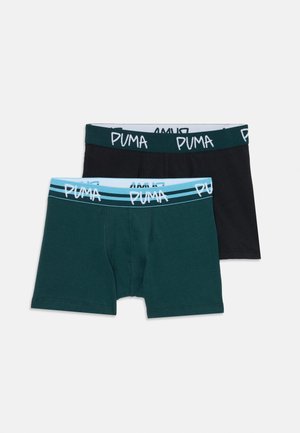 Twee paar Puma boxershorts, één zwart met een donkergroene tailleband, één donkergroen met een lichtblauwe tailleband, beide met Puma-logo's.