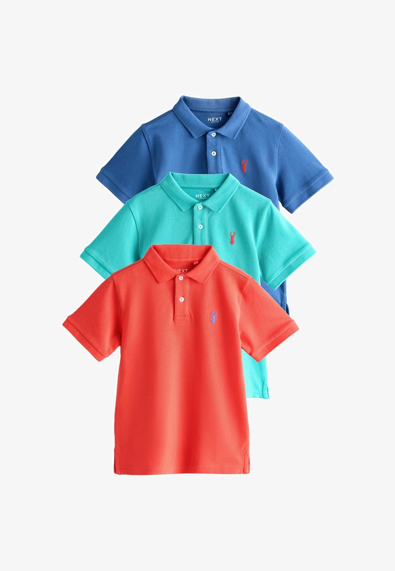 Trois polos à manches courtes pour enfants en bleu, sarcelle et corail, chacun avec un petit logo homard sur la poitrine.