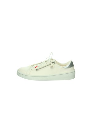 Weiße Low-Top-Sneaker mit Schnürverschluss, seitlichem Reißverschluss mit runder Zuglasche und metallisch silbernem Detail am Fersenkragen.