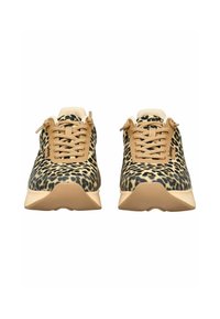 Un paio di sneakers con stampa leopardata, con suole e lacci beige, viste frontalmente su uno sfondo bianco.