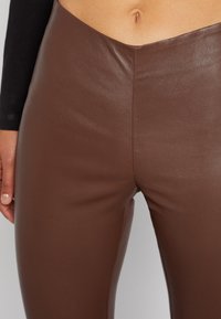 YAS YASZEBA STRETCH - Kožené kalhoty - chestnut