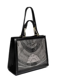Borsa a tracolla nera in pelle con cuciture bianche, doppi manici, dettagli in catena dorata e una parte frontale caratterizzata da una stampa vintage di mappe intricate.