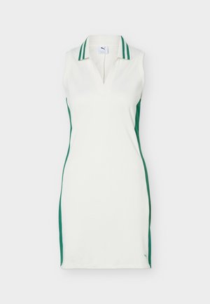 Αμάνικο λευκό φόρεμα πόλο με πράσινες πλαϊνές επιφάνειες και γιακά με δύο πράσινες ρίγες, μπροστινό V-λαιμόκομμα, και λογότυπο Puma κοντά στο τελείωμα.