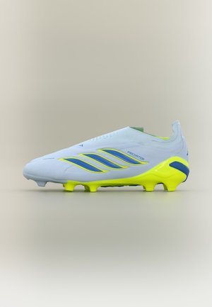 Hvit og neon gul Adidas Predator fotballsko med blå striper og knotter på yttersålen, vist i profil.